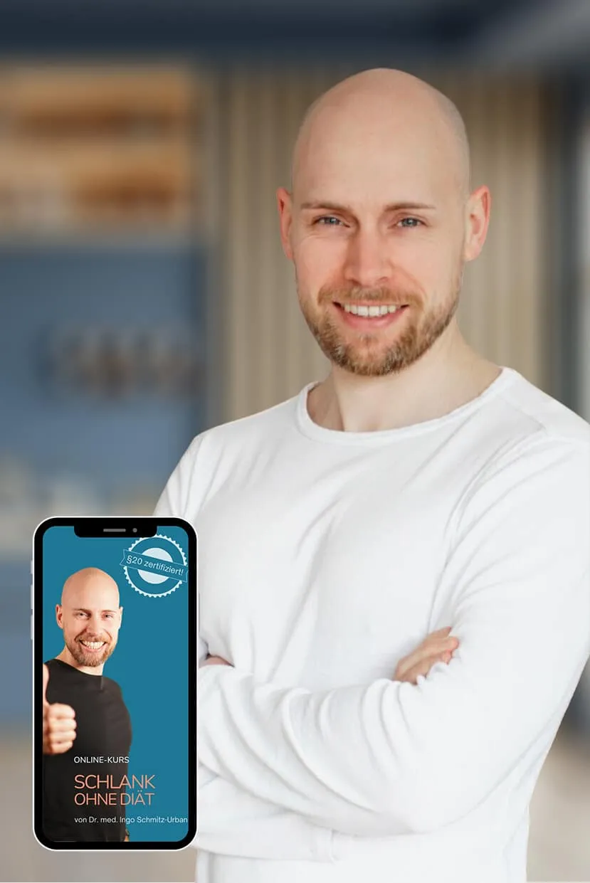 Ein lächelnder, glatzköpfiger Mann mit Bart in weißem Langarmshirt steht mit verschränkten Armen vor einem hellen, verschwommenen Hintergrund. Vor ihm ist ein Smartphone-Mockup eingeblendet, das den Online-Kurs „Schlank ohne Diät" von Dr. med. Ingo Schmitz-Urban zeigt — mit dem Kursleiter im Thumbnail, einem §20-Zertifizierungs-Siegel und dem Kursnamen in orangefarbener Schrift auf türkisem Hintergrund.
