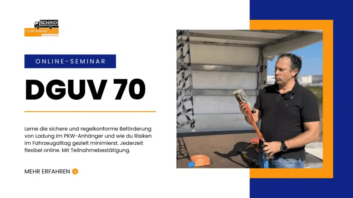 Werbebanner für ein Online-Seminar von „L.K.W. Schmid" in Blau, Orange und Weiß. Links das Firmenlogo, Titel „DGUV 70", Beschreibungstext zur sicheren Beförderung von Ladung im PKW-Anhänger sowie Button „Mehr erfahren". Rechts ein Foto eines Mannes im schwarzen Poloshirt, der vor einem geöffneten Anhänger einen orangefarbenen Zurrgurt mit Ratsche hält.