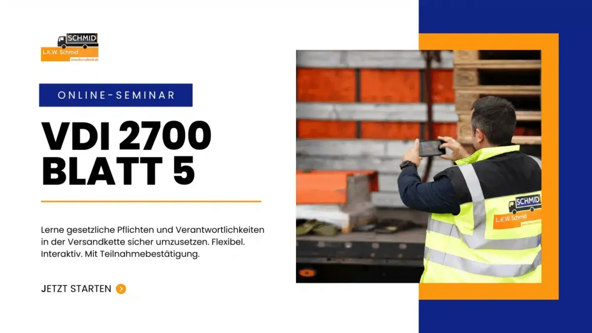 Werbebanner für ein Online-Seminar von „L.K.W. Schmid" in Blau, Orange und Weiß. Links das Firmenlogo, darunter der Titel „VDI 2700 Blatt 5" in großer schwarzer Schrift, ein Beschreibungstext über gesetzliche Pflichten in der Versandkette sowie ein Button „Jetzt starten". Rechts ein Foto eines Mitarbeiters in gelbem Schmid-Warnschutzweste, der mit dem Smartphone gestapelte Paletten fotografiert.