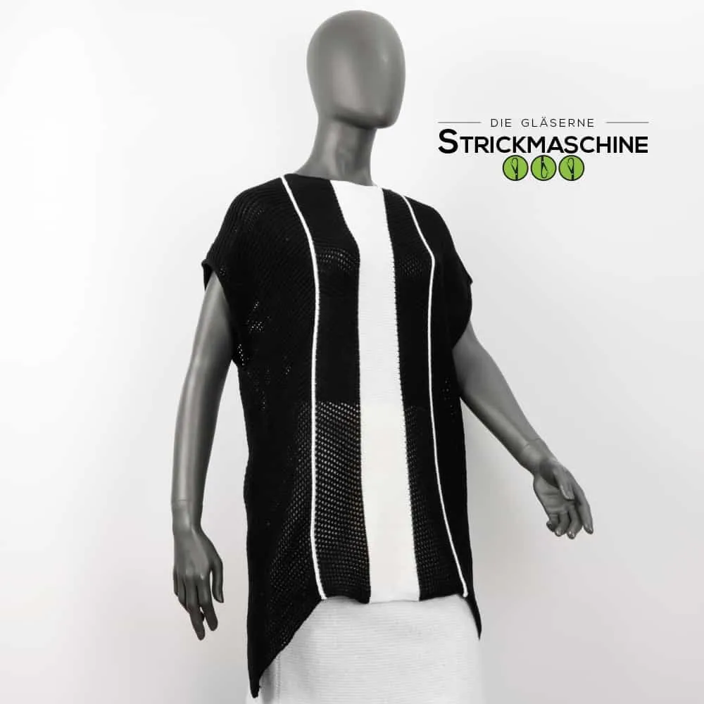 Eine graue Schneiderpuppe präsentiert einen selbst gestrickten, schwarz-weißen Überwurf-Pullover im Fledermaus-Stil mit weitem Schnitt, kurzen Ärmeln und einem auffälligen vertikalen weißen Streifen auf der Vorderseite. Das Oberteil hat eine offene Netzstruktur und einen asymmetrischen Saum. Darunter ist ein weißer Strickrock zu sehen. Oben rechts das Logo von „Die Gläserne Strickmaschine".