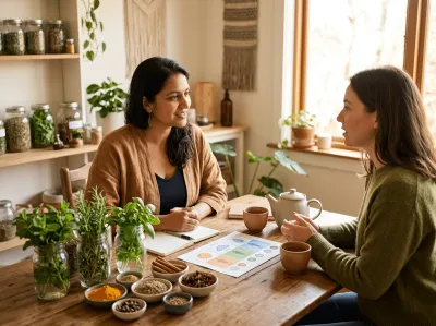 Zwei Frauen führen ein Ayurveda-Ernährungsberatungsgespräch an einem Holztisch: eine Beraterin im braunen Cardigan mit Notizbuch, eine Klientin im grünen Pullover mit Teetasse. Auf dem Tisch ein Dosha-Infoblatt, frische Kräuter im Glas, mehrere Gewürzschälchen und eine Teekanne. Im Hintergrund Regale mit Kräutergläsern und Zimmerpflanzen.