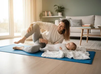 Eine Mutter macht auf einer blauen Yogamatte eine sanfte Übung in Seitenlage, während ihr Baby neben ihr auf einer weichen Decke liegt. Das helle Wohnzimmer mit Sofa, Pflanzen und Tageslicht vermittelt eine ruhige, unterstützende Atmosphäre für Rückbildung, Bewegung und gemeinsame Zeit mit dem Baby.