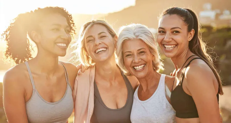 Firefly_Eine kleine Gruppe von Frauen verschiedener Altersstufen lacht zusammen und motiviert 640653