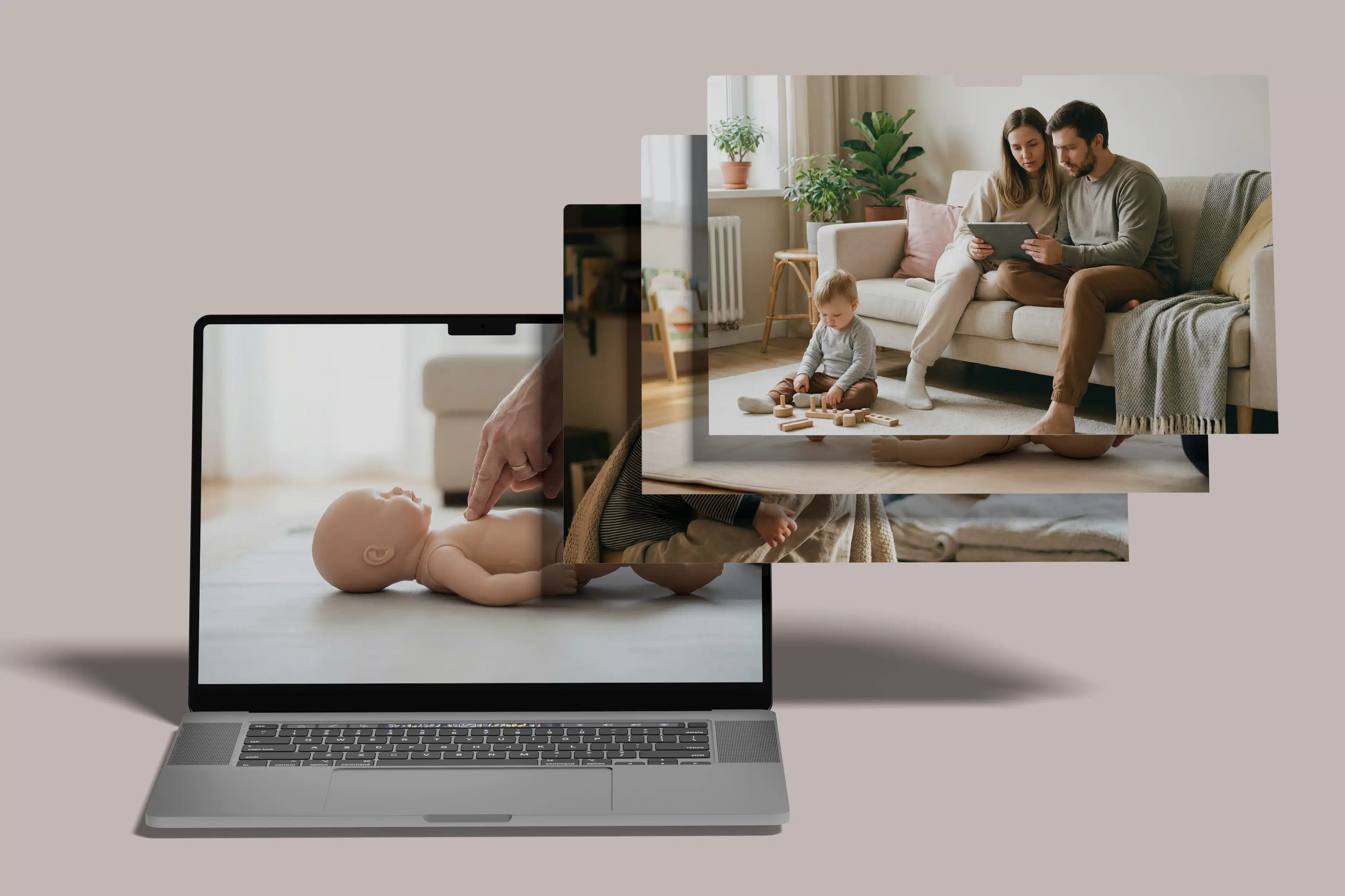 Grafische Composing-Darstellung eines Laptops, aus dessen Bildschirm drei Fotos heraustreten: Auf dem Laptop-Screen ist eine Hand zu sehen, die auf eine liegende Babypuppe zeigt. Dahinter schweben zwei weitere Bilder — eines zeigt ein Kleinkind, das auf einem Teppich mit Holzbausteinen spielt, das andere ein junges Elternpaar, das gemeinsam auf einem Sofa ein Tablet betrachtet. Der Hintergrund ist in einem warmen Graubeige gehalten.