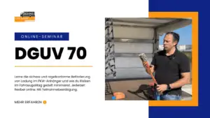 Werbebanner für ein Online-Seminar von „L.K.W. Schmid" in Blau, Orange und Weiß. Links das Firmenlogo, Titel „DGUV 70", Beschreibungstext zur sicheren Beförderung von Ladung im PKW-Anhänger sowie Button „Mehr erfahren". Rechts ein Foto eines Mannes im schwarzen Poloshirt, der vor einem geöffneten Anhänger einen orangefarbenen Zurrgurt mit Ratsche hält.