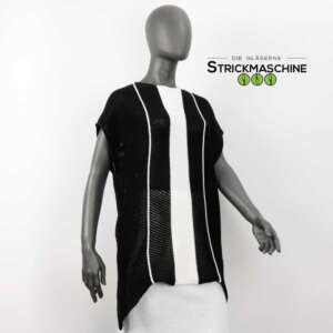 Eine graue Schneiderpuppe präsentiert einen selbst gestrickten, schwarz-weißen Überwurf-Pullover im Fledermaus-Stil mit weitem Schnitt, kurzen Ärmeln und einem auffälligen vertikalen weißen Streifen auf der Vorderseite. Das Oberteil hat eine offene Netzstruktur und einen asymmetrischen Saum. Darunter ist ein weißer Strickrock zu sehen. Oben rechts das Logo von „Die Gläserne Strickmaschine".