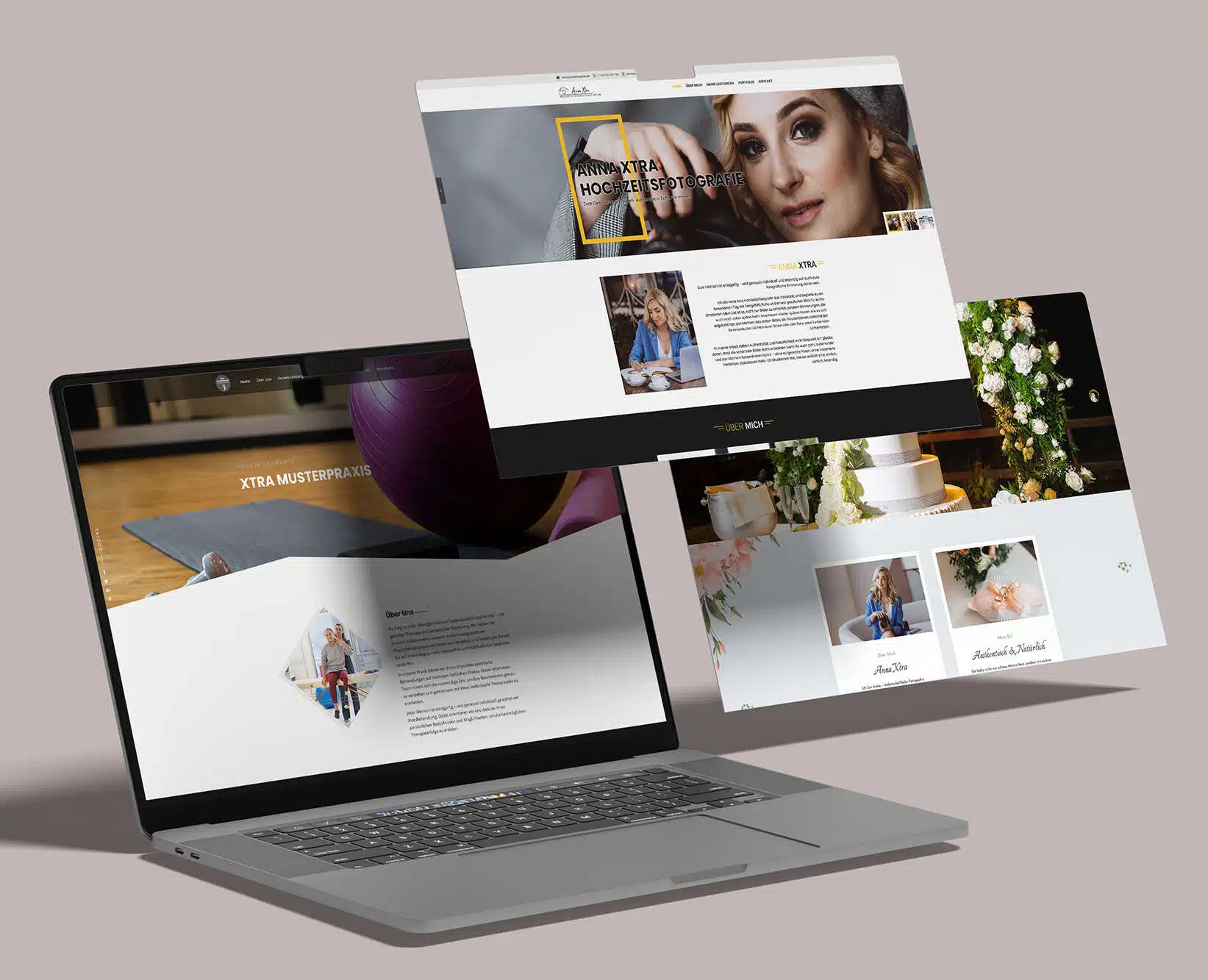 Ein aufgeklapptes silbernes Laptop und zwei schwebende Website-Screens auf rosé-beigem Hintergrund. Das Laptop zeigt die Website „Xtra Musterpraxis" mit Physiotherapie-Fotos. Die schwebenden Screens zeigen zwei Varianten der Fotografin „Anna Xtra Hochzeitsfotografie" – einmal mit dunklem Hero-Bereich und Nahaufnahme einer Frau mit Kamera, einmal in hellem Design mit Blumen- und Porträtfotos.