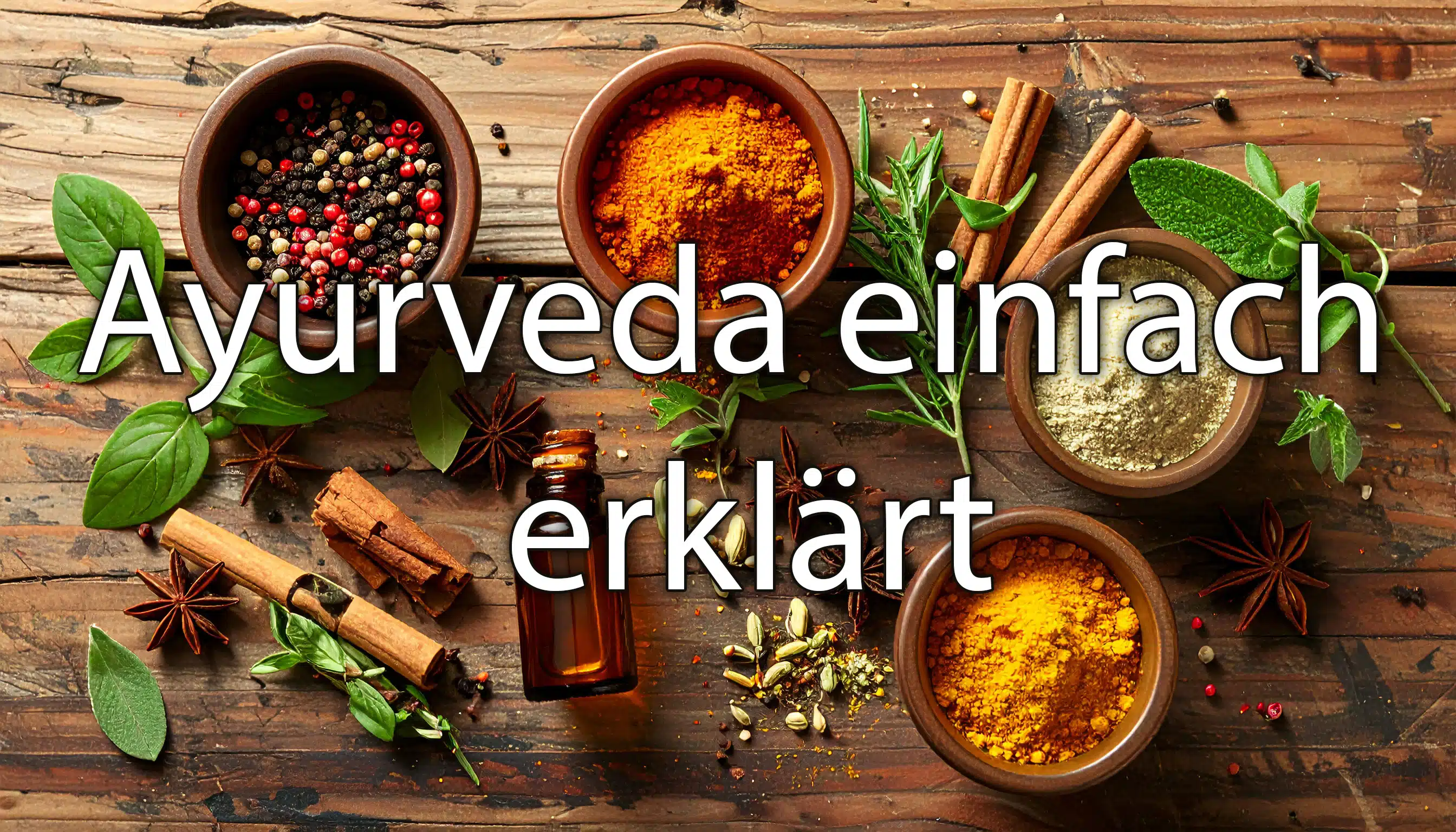 Ayurveda-Symbole: Schalen mit Gewürzen, Kräutern und Öl auf Holztisch. Overlay Schrift Ayurveda einfach erklärt