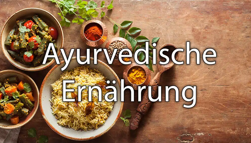 Ayurvedische Mahlzeit mit bunten Gewürzen, Kräutern und Gemüse auf rustikalem Holztisch – Draufsicht. Overlay Schrift: Ayurvedische Ernährung