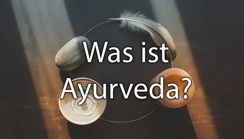 Fünf Elemente Ayurveda – Erde, Wasser, Feuer, Luft, Raum als Naturszene. Overlay Schrift: Was ist Ayurveda?