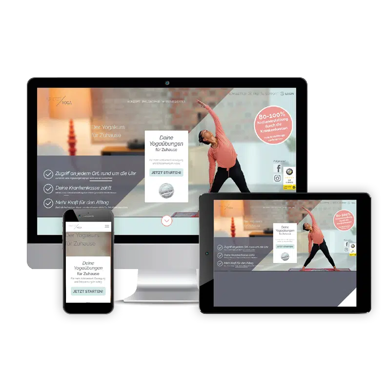Responsive Darstellung der Website „Ab Jetzt Yoga – Der Yogakurs für Zuhause" auf drei Geräten: Desktop-Monitor, Tablet und Smartphone. Alle Screens zeigen die Kursseite mit einer Frau in einer seitlichen Yogapose, dem Popup „Deine Yogaübungen für Zuhause" mit CTA-Button „Jetzt starten!", einem Hinweis auf 80–100 % Kostenerstattung durch die Krankenkasse sowie drei Bullet-Points zu Vorteilen des Kurses.
