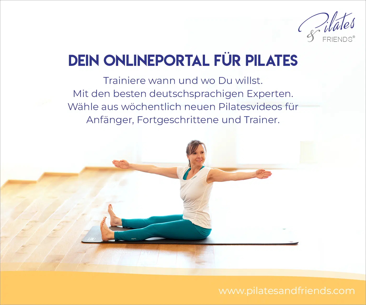 Werbebanner von „Pilates Friends" auf weißem Hintergrund mit dem Titel „Dein Onlineportal für Pilates" in Dunkelblau und einem kurzen Werbetext. Darunter ein Foto einer lächelnden Frau in weißem Top und türkisen Leggings, die auf einer Matte sitzt und beide Arme seitlich ausstreckt. Unten die URL con Pilates&Friends auf gelbem Balken.