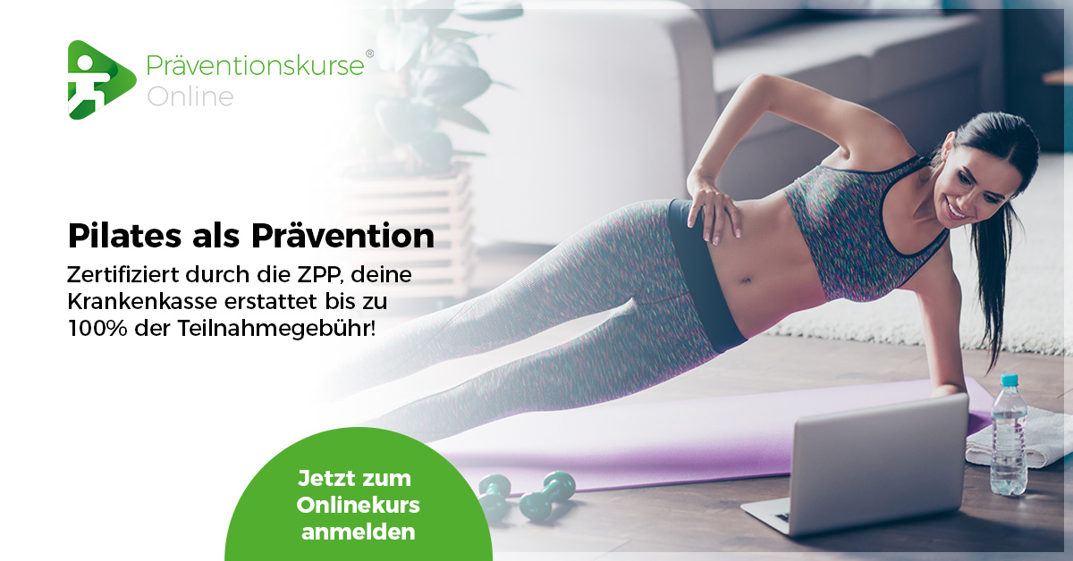 Werbebanner von „Präventionskurse Online" mit dem Text „Pilates als Prävention – Zertifiziert durch die ZPP, deine Krankenkasse erstattet bis zu 100% der Teilnahmegebühr!" und einem grünen Button „Jetzt zum Onlinekurs anmelden". Rechts eine lächelnde Frau in buntem Sportoutfit in der Seitstütz-Pose auf einer lila Matte, daneben Laptop, Hanteln und Wasserflasche.