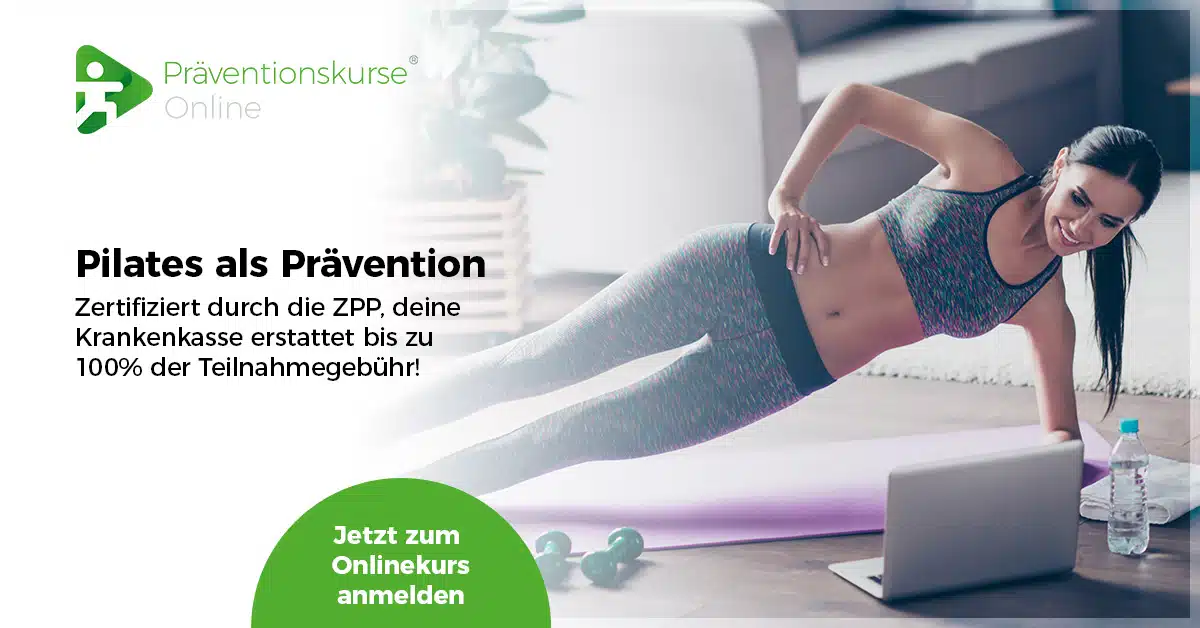 Werbebanner von „Präventionskurse Online" mit dem Text „Pilates als Prävention – Zertifiziert durch die ZPP, deine Krankenkasse erstattet bis zu 100% der Teilnahmegebühr!" und einem grünen Button „Jetzt zum Onlinekurs anmelden". Rechts eine lächelnde Frau in buntem Sportoutfit in der Seitstütz-Pose auf einer lila Matte, daneben Laptop, Hanteln und Wasserflasche.