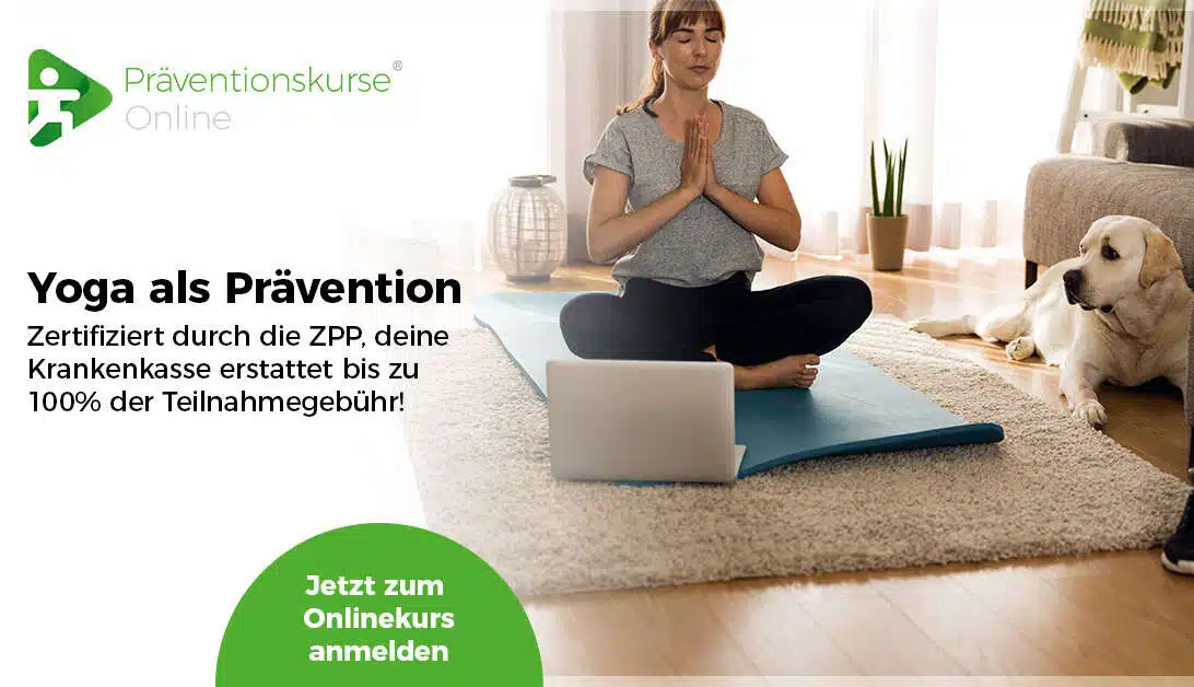 Werbebanner von „Präventionskurse Online" mit dem Text „Yoga als Prävention – Zertifiziert durch die ZPP, deine Krankenkasse erstattet bis zu 100% der Teilnahmegebühr!" und grünem Button „Jetzt zum Onlinekurs anmelden". Rechts eine Frau in grauem T-Shirt in Gebetshaltung auf einer türkisen Matte vor einem Laptop, daneben ein ruhig liegender Labrador.