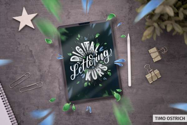 Tablet mit digitalem Lettering „Digital Lettering Kurs“, daneben ein Stift und Schreibutensilien auf dunklem Untergrund.